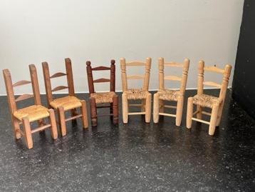 Retro poppenstoeltjes in hout en riet beschikbaar voor biedingen