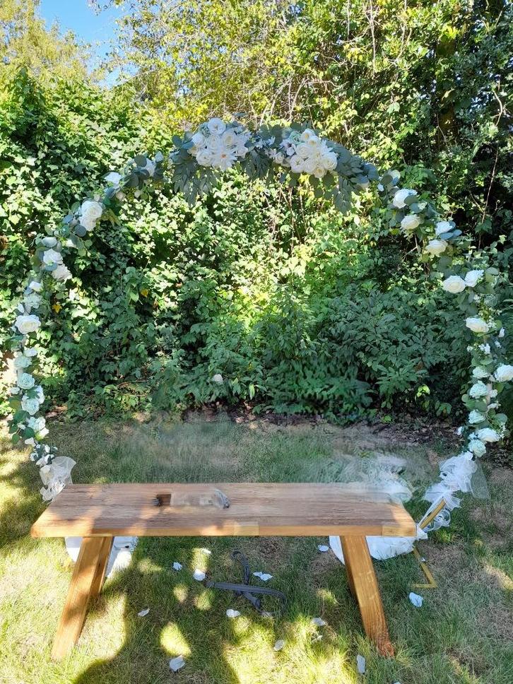 Bloemenboog met witte zijdebloemen, Hobby en Vrije tijd, Feestartikelen, Zo goed als nieuw, Versiering, Ophalen