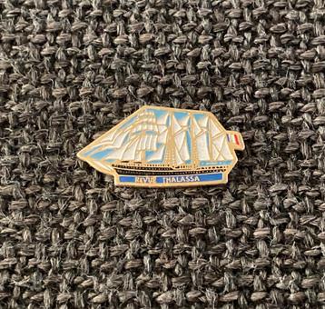 PIN - REVUE THALASSA - VOILIER - ZEILBOOT, Envoi, Utilisé, Transport, Insigne ou Pin's