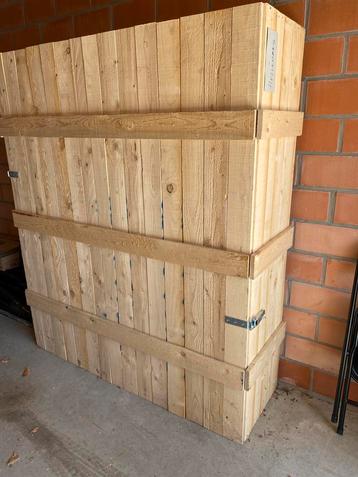 Houten kist met deksel beschikbaar voor biedingen