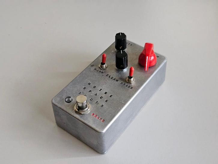 Noise Space Audio Brass Fuzz (Maestro Brassmaster Malekko), Muziek en Instrumenten, Effecten, Volume, Ophalen of Verzenden