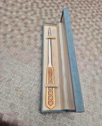 Vintage mooi goud gegraveerd brievenopener in mooie doos beschikbaar voor biedingen