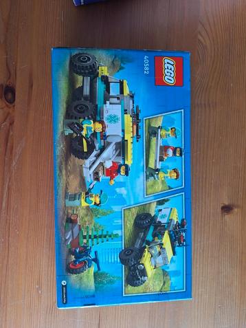 LEGO City 4x4 Terrain Ambulance Rescue - 40582