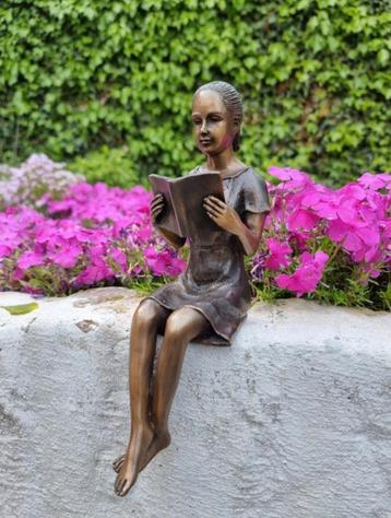 Bronzen beeld "Girl reading a book" - 22 cm H