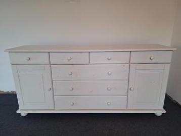 Witte houten kast beschikbaar voor biedingen