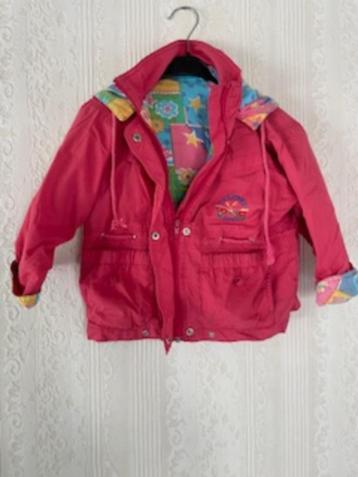 Roze regenjas met kap beschikbaar voor biedingen