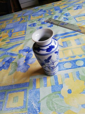 Vase chinois. 12cm de haut. Diamètre de 4cm. beschikbaar voor biedingen