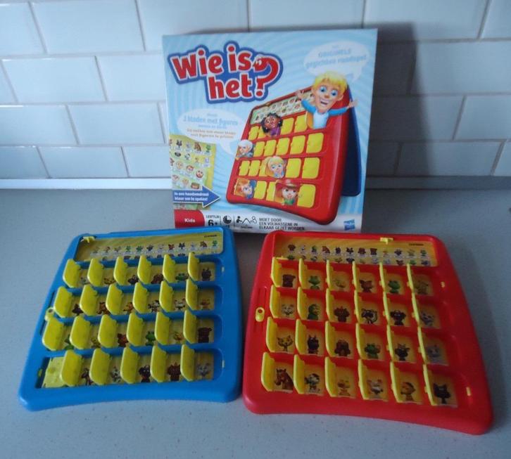 "Wie Is Het ?" van Hasbro met omkeerbare spelfiches., Hobby en Vrije tijd, Gezelschapsspellen | Overige, Zo goed als nieuw, Ophalen of Verzenden