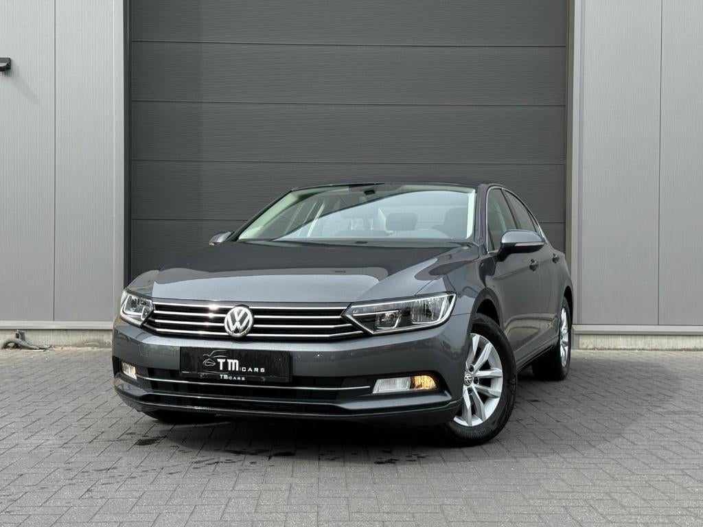 VW Passat benzine automaat 48.000km, 4 deurs, Stof, 4 cilinders, https://public.car-pass.be/vhr/7b6f5760-067f-4469-b90b-5ce6213482cc