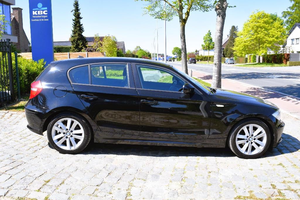 BMW 116i/Benzine/HISTORY/GARANTIE, 90 kW, Euro 5, https://public.car-pass.be/vhr/cf817821-2dd3-45bc-bb80-e718a660c07b, Zwart