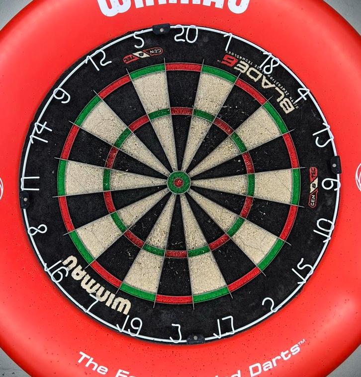 Gebruikt Winmau Blade 6 dartsbord, Sport en Fitness, Darts, Gebruikt, Dartbord, Ophalen