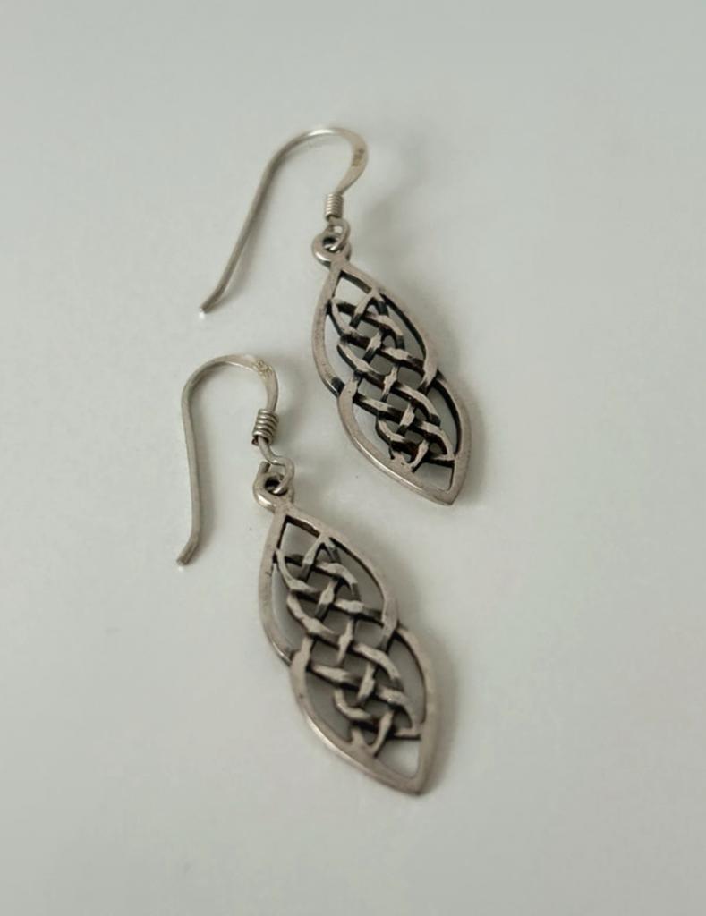 Boucles d'oreilles à pendentif torsadé en argent 925, Bijoux, Sacs & Beauté, Boucles d'oreilles, Avec strass, Enlèvement ou Envoi