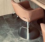 Kapperstoel cognackleur, Hairextensions