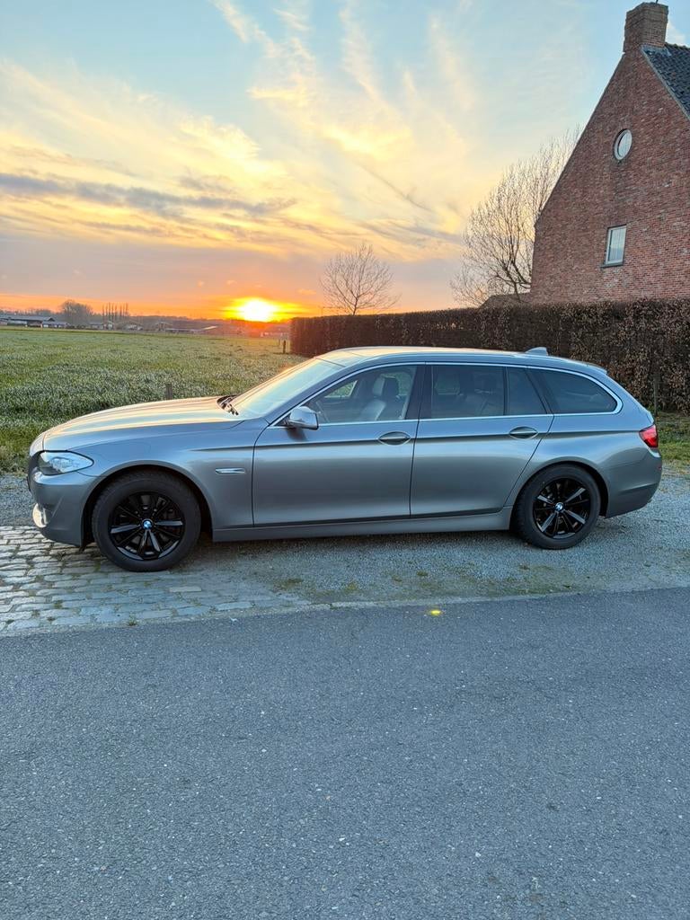 BMW 5-Serie 525D 160KW Touring 2012 Grijs keuring 04-2027, Autos, BMW, Cuir, 2000 kg, Carnet d'entretien, Noir