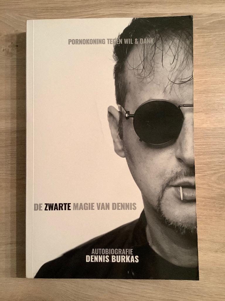 Boek Dennis Black Magic - De zwarte magie van Dennis, Boeken, Film, Tv en Media, Ophalen of Verzenden, Zo goed als nieuw, Dennis Burkas