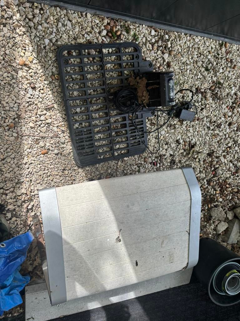 Oplaadstation en overkapping voor Robotmaaier, Enlèvement, Utilisé