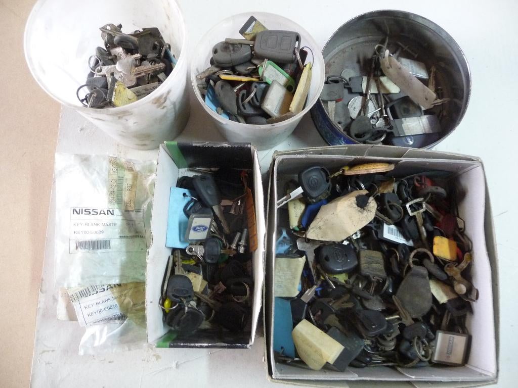 CLÉS DE VOITURE : VIEILLES ET TRÈS VIEILLES ! DES CENTAINES, Enlèvement ou Envoi, Utilisé, Nissan