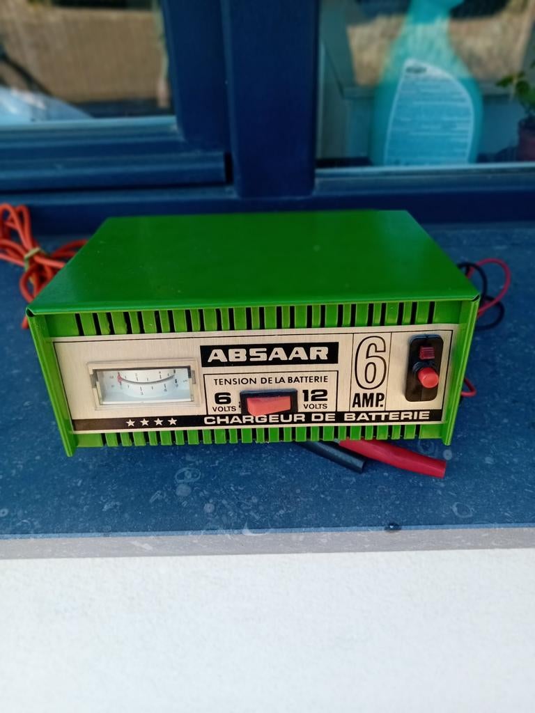 Chargeur de batteries 6 ou 12 volts comme neuf Pour voiture
