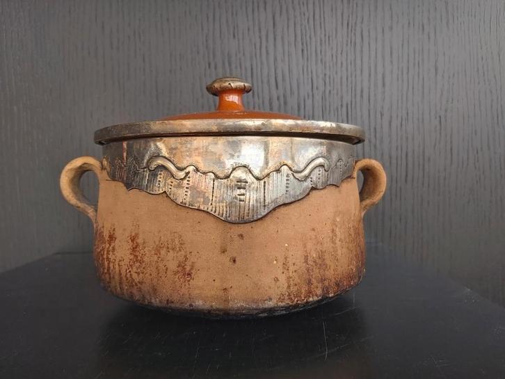 Mooie vintage franse Vallauris kook pot met rand decoratie, Antiek en Kunst, Antiek | Keramiek en Aardewerk, Ophalen of Verzenden