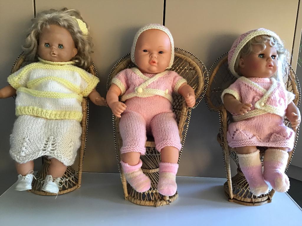 3 belles poupées avec des vêtements tricotés, Enlèvement ou Envoi, Comme neuf