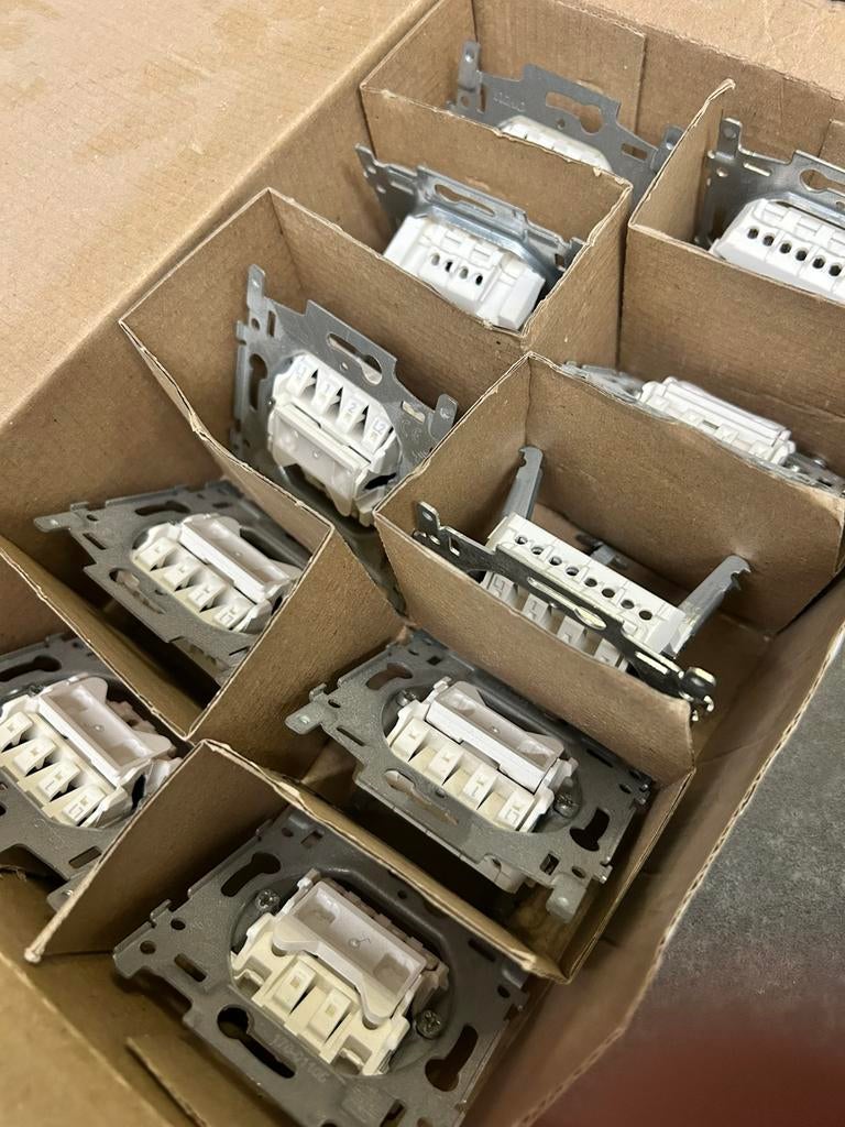 Schakelaars, stopcontacten Niko - nieuw, Doe-het-zelf en Bouw, Ophalen, Nieuw