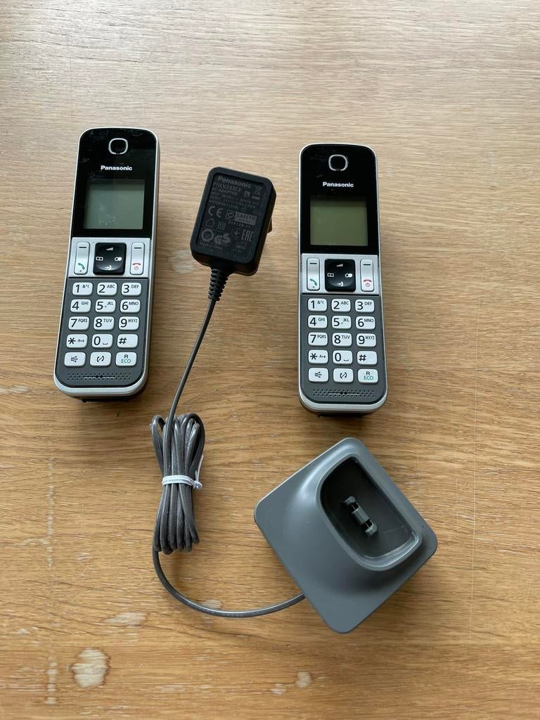2 Panasonic vaste telefoons met oplader, batterijen inbegr., Ophalen, Zo goed als nieuw