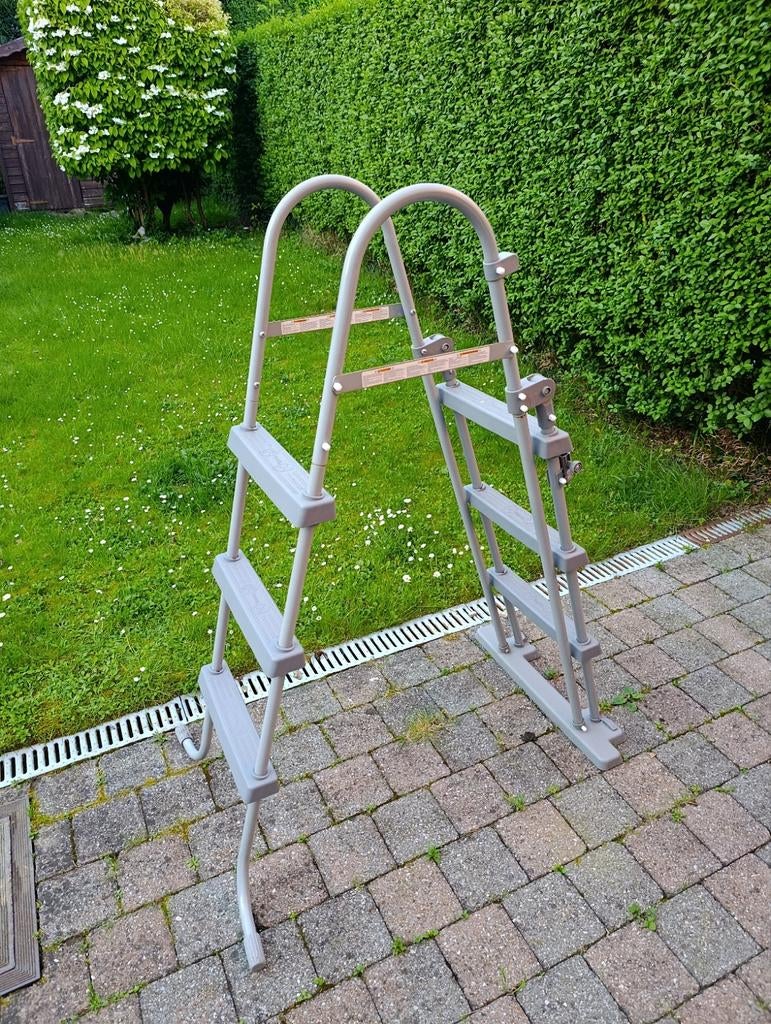 Échelle piscine, Jardin & Terrasse, Enlèvement, Utilisé, Échelle