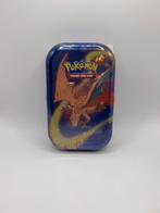 Kanto power tin: charizard version, Hobby en Vrije tijd, Verzamelkaartspellen | Pokémon, Ophalen of Verzenden, Nieuw, Booster
