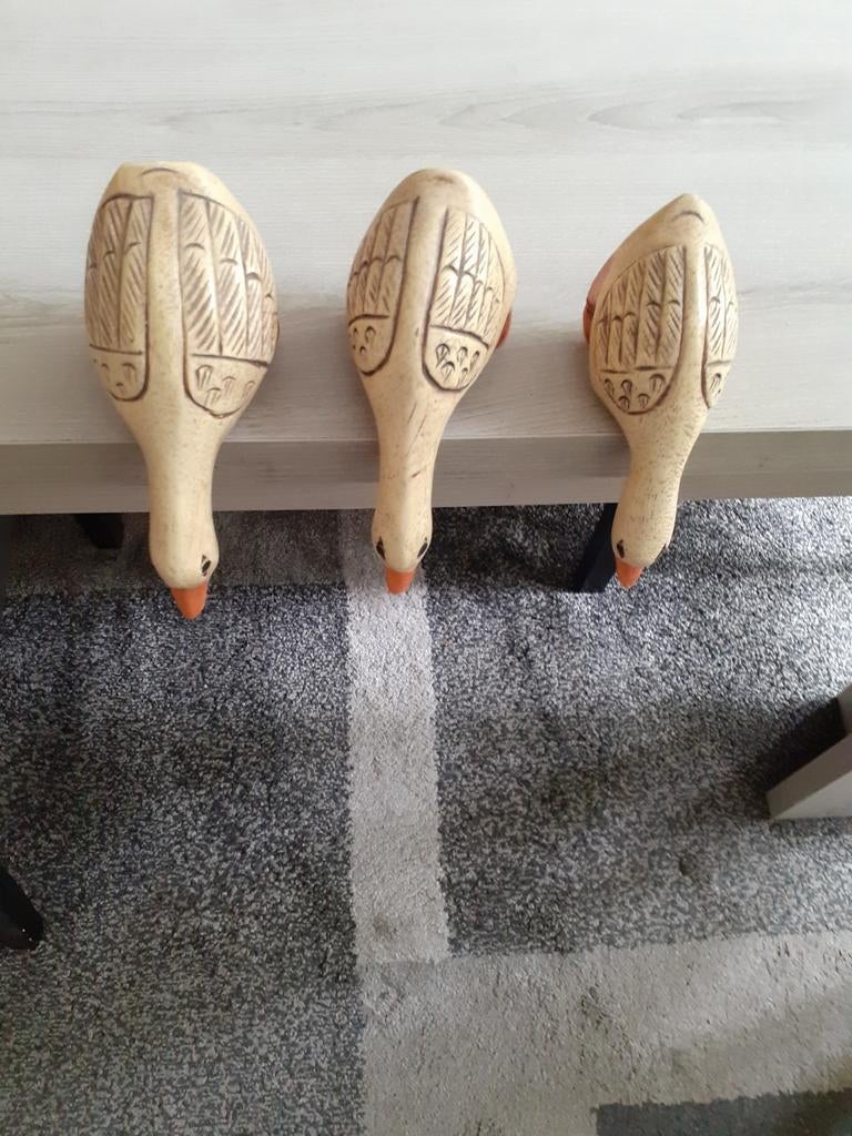 Trois oies en bois, Enlèvement, Bois