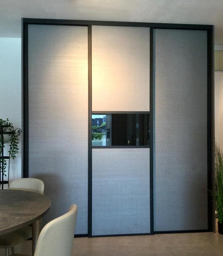 Nieuwe kleerkast uit toonzaal met 3 schuifdeuren, Huis en Inrichting, Kasten | Kleerkasten, Nieuw, 200 cm of meer, 200 cm of meer