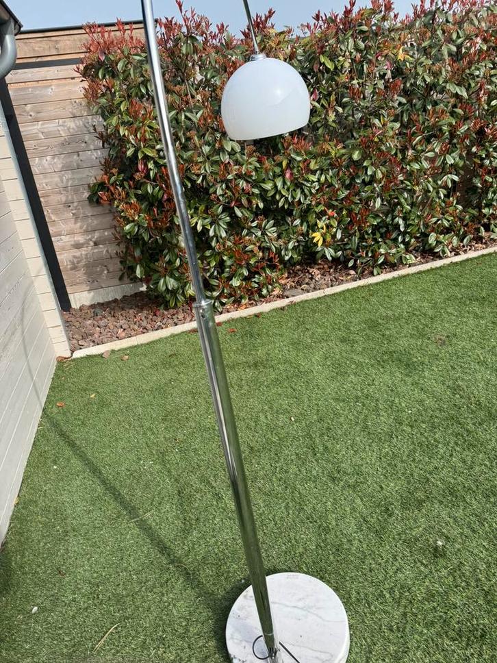 Design booglamp met marmeren voet – stijlvolle vloerlamp, Huis en Inrichting, Lampen | Vloerlampen, Zo goed als nieuw, Ophalen