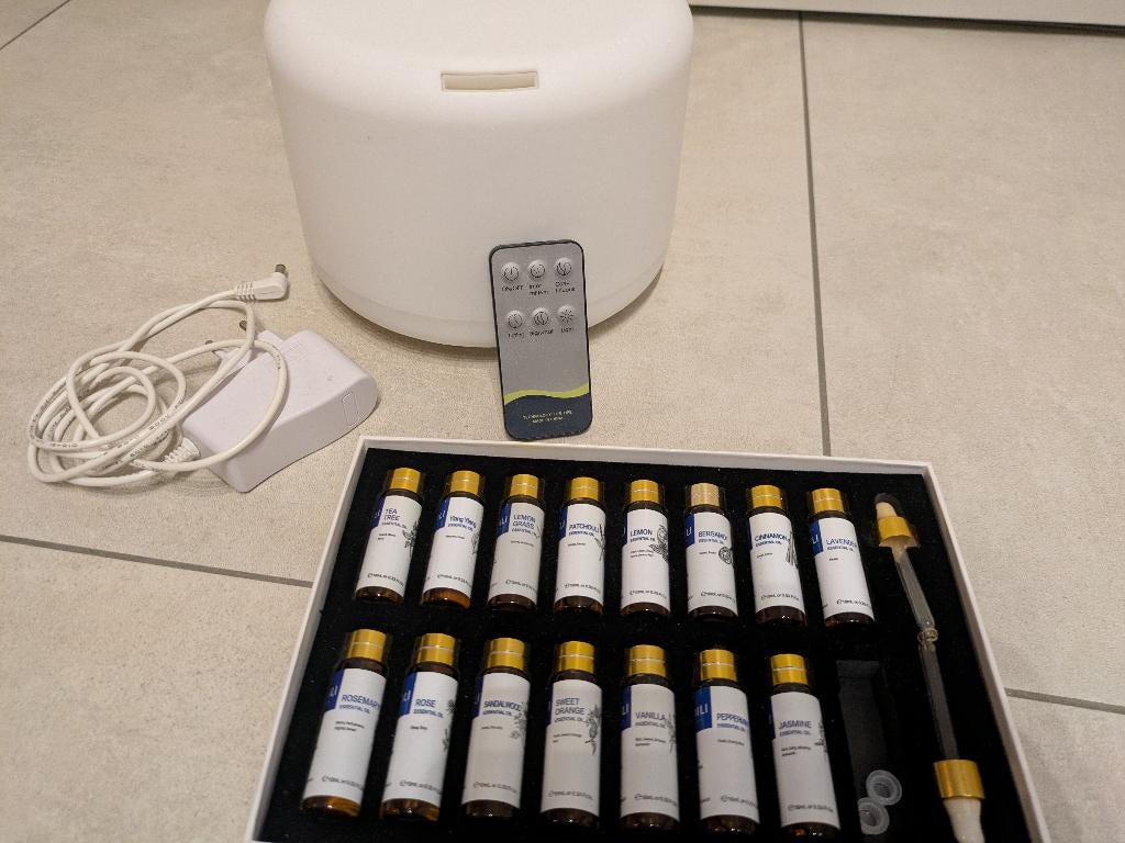 Elektrische aromadiffuser + essentiële oliën, Elektronische apparatuur, Luchtbehandelingsapparatuur, Ophalen of Verzenden, Zo goed als nieuw