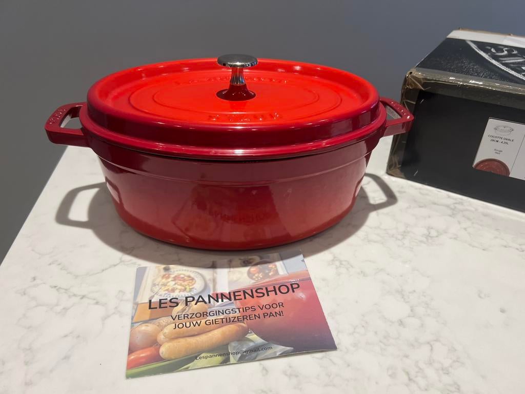 Staub La Cocotte ovale 29 cm en très bon état, Maison & Meubles, Enlèvement ou Envoi, Comme neuf, Poêle à frire ou Sauteuse, Plaque céramique