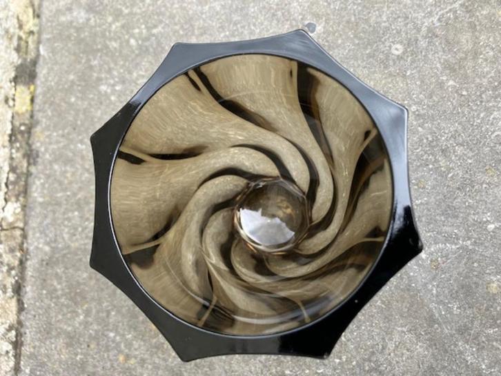 SWIRL VAAS VAN LUMINARC IN ROOKGLAS. 70'S PERFEKTE STAAT, Huis en Inrichting, Woonaccessoires | Vazen, Zo goed als nieuw, Zwart