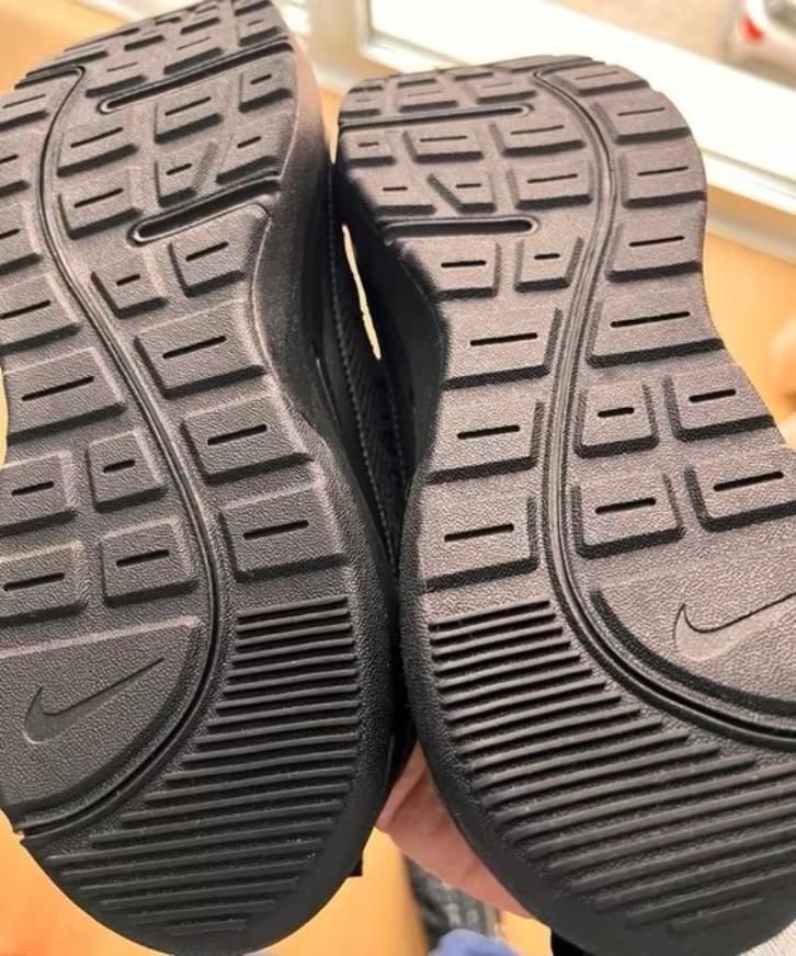 Nike Air Max AP Maat 40 Zwart! Nieuw!, Sport en Fitness, Loopsport en Atletiek, Nieuw, Nike, Ophalen of Verzenden