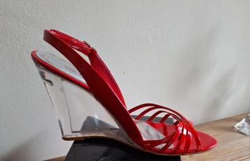 Rode sandalen, pumps met transparante sleehak