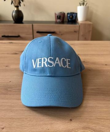 Lichtblauwe pet van Versace beschikbaar voor biedingen