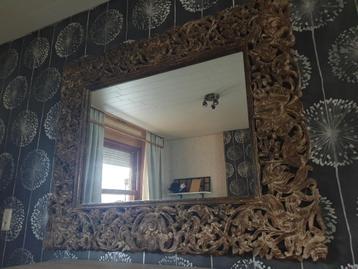spiegel met houten frame beschikbaar voor biedingen