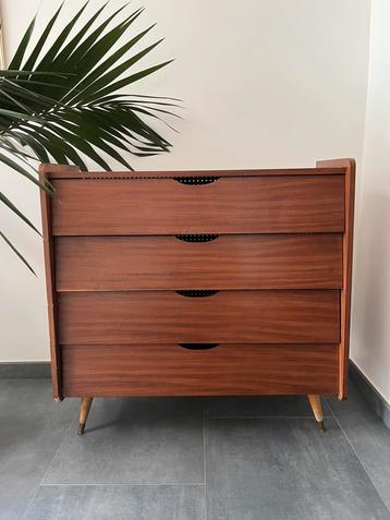 Vintage schoenenkast beschikbaar voor biedingen