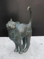 beeld van een kat met een grote rug in gepatineerd brons., Tuin en Terras, Nieuw, Overige materialen, Ophalen of Verzenden, Dierenbeeld