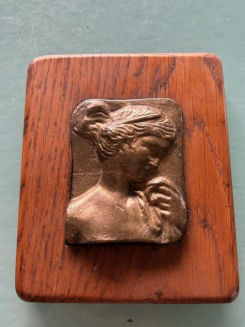 Plaque en bronze dans un cadre en bois., Antiquités & Art, Curiosités & Brocante, Enlèvement ou Envoi