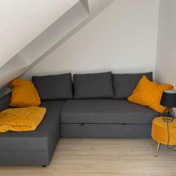 Hoekslaapbank met opberger beschikbaar voor biedingen