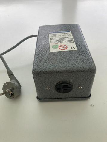 Transformateur international 230-110 V 3 broches., Utilisé