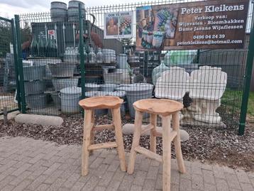 2 tabourets de bar en bois de teck avec une découpe, s'assoi