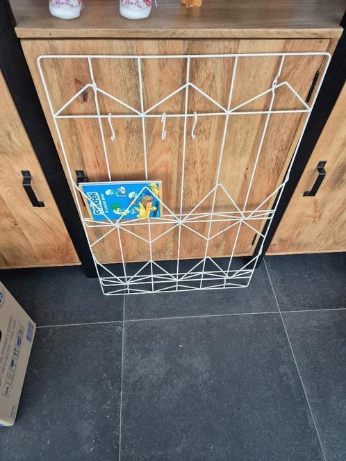 Wit dagblad- en krantenrekje, Huis en Inrichting, Woonaccessoires | Krantenbakken en Lectuurbakken, Ophalen