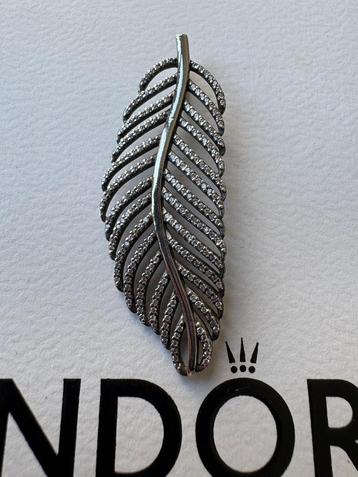 Pandora hanger “Light as a Feather” beschikbaar voor biedingen
