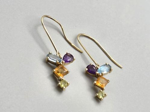 Gouden vintage oorbellen met edelstenen. 2025/580., Handtassen en Accessoires, Oorbellen, Zo goed als nieuw, Hangers, Goud, Overige kleuren