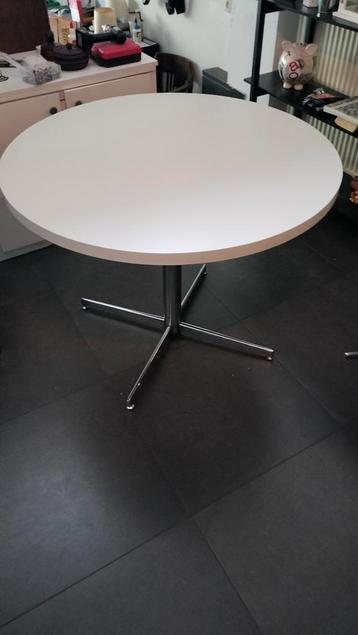 Vintage space-age ronde tafel  beschikbaar voor biedingen