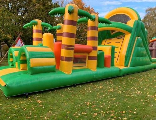 Stormbaan springkasteel. Reserveer tijdig, Hobby en Vrije tijd, Feestartikelen | Verhuur, Zo goed als nieuw, Ophalen of Verzenden