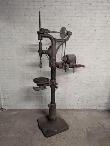 Oude staande kolomboor – Robuust en industrieel beschikbaar voor biedingen